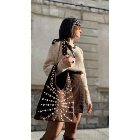 Sac en daim marron avec clous argentés – Chic et tendance
