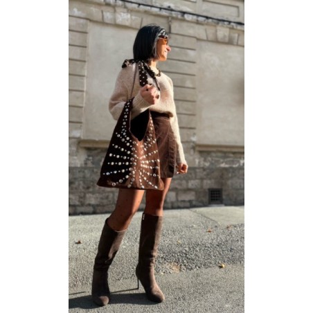 Sac en daim marron avec clous argentés – Chic et tendance