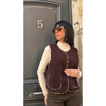 Gilet Sans Manches Moumoute Marron – Bordure Léopard & Poches Plaquées – Tailles S/M ou M/L | Sweet November