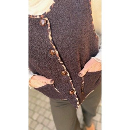 Gilet Sans Manches Moumoute Marron – Bordure Léopard & Poches Plaquées – Tailles S/M ou M/L | Sweet November