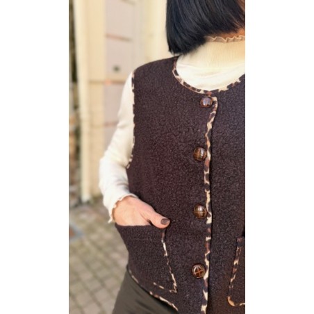 Gilet Sans Manches Moumoute Marron – Bordure Léopard & Poches Plaquées – Tailles S/M ou M/L | Sweet November