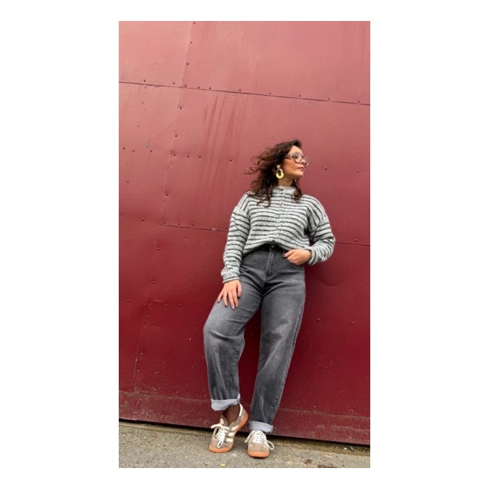 Le jean ballon gris Sweet November combine élégance et confort grâce à sa coupe ample et taille haute qui met en valeur la silho