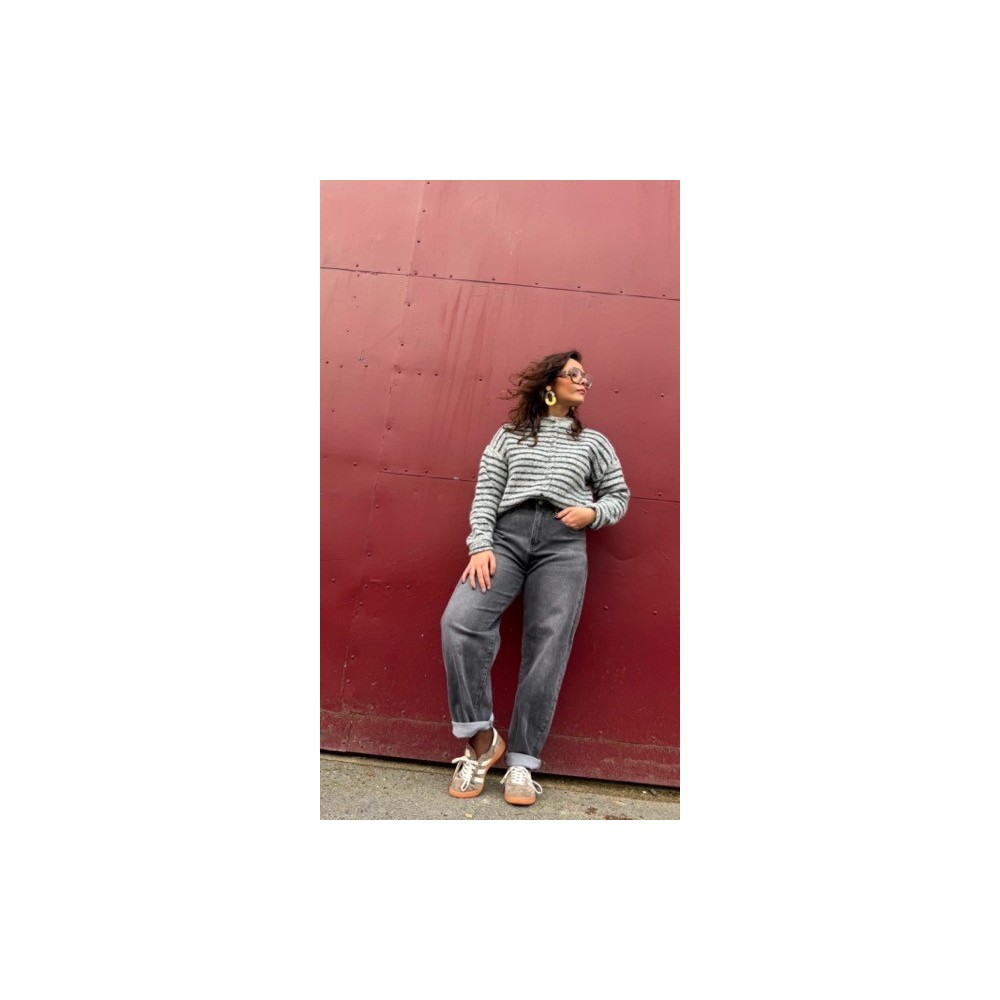 Le jean ballon gris Sweet November combine élégance et confort grâce à sa coupe ample et taille haute qui met en valeur la silho