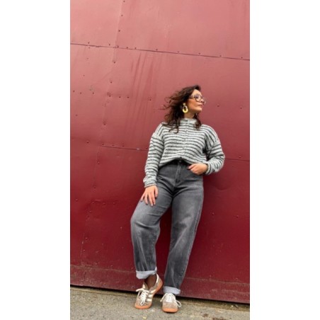 Le jean ballon gris Sweet November combine élégance et confort grâce à sa coupe ample et taille haute qui met en valeur la silho