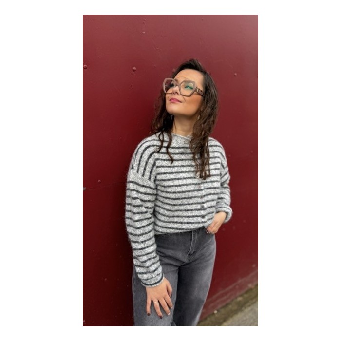 Le gilet marinière Sweet November est une pièce incontournable pour un look casual chic. Sa maille douce et légère offre confort