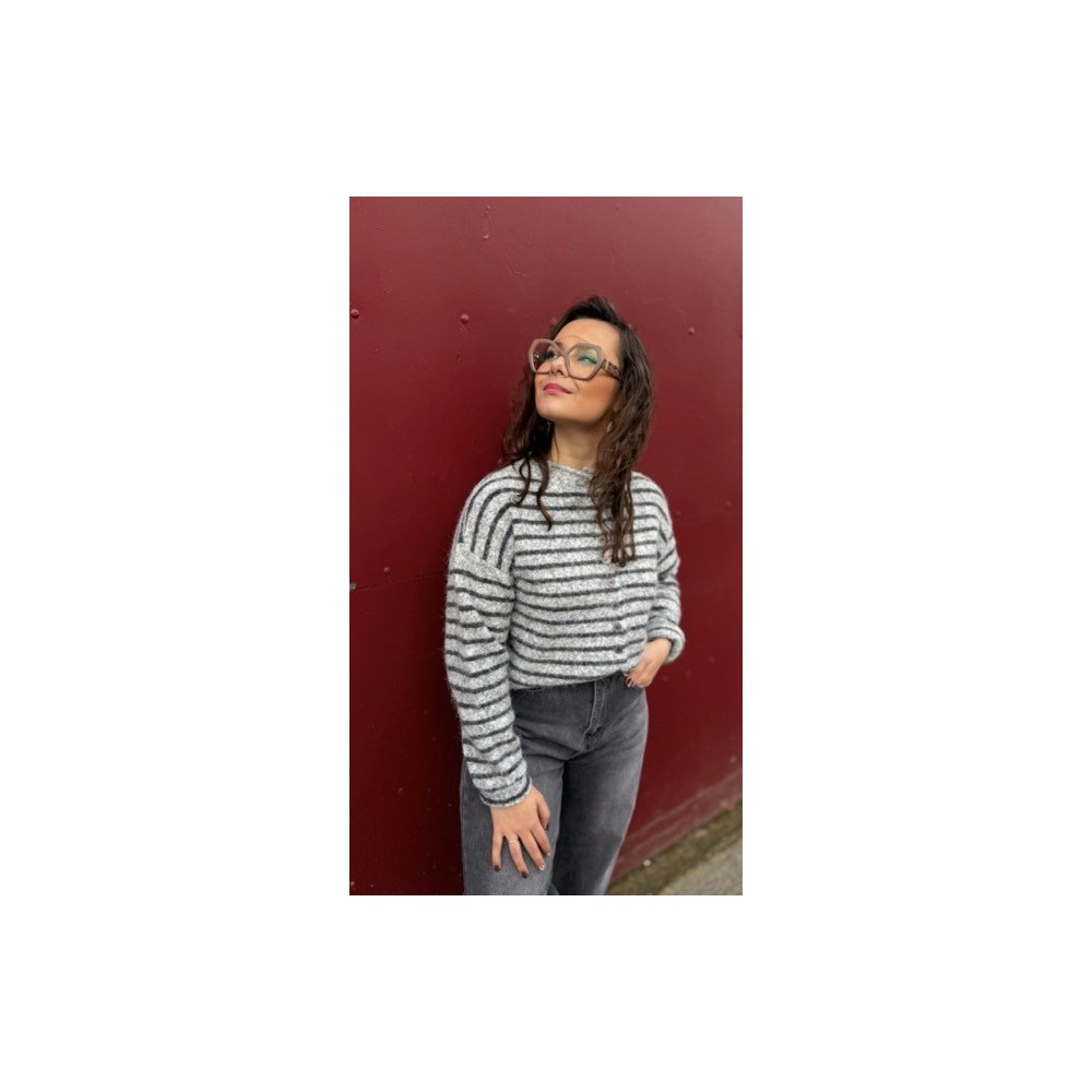 Le gilet marinière Sweet November est une pièce incontournable pour un look casual chic. Sa maille douce et légère offre confort