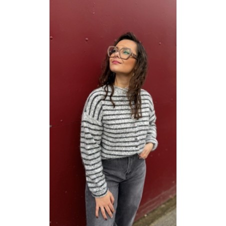 Le gilet marinière Sweet November est une pièce incontournable pour un look casual chic. Sa maille douce et légère offre confort