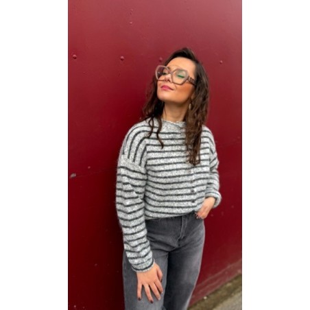 Le gilet marinière Sweet November est une pièce incontournable pour un look casual chic. Sa maille douce et légère offre confort