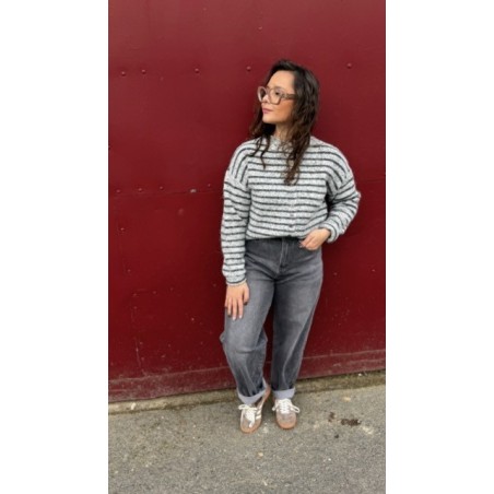 Le gilet marinière Sweet November est une pièce incontournable pour un look casual chic. Sa maille douce et légère offre confort