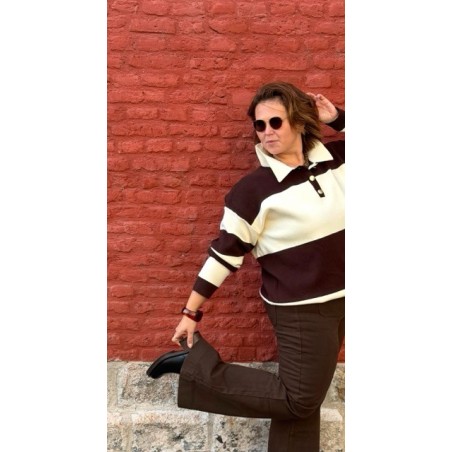 Le pull polo écru et marron – Cosy Édition STYLE PLUS est la pièce parfaite pour affronter la saison avec style et douceur. Sa m