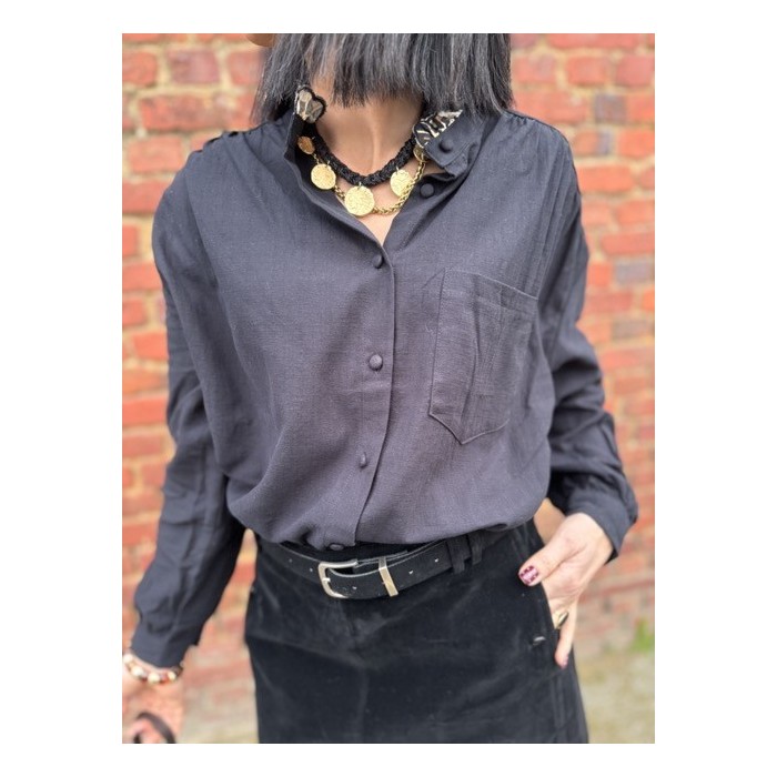 Chemise Noire Fluide Col Volanté Léopard – S/M ou M/L