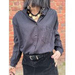 Chemise Noire Fluide Col Volanté Léopard – S/M ou M/L