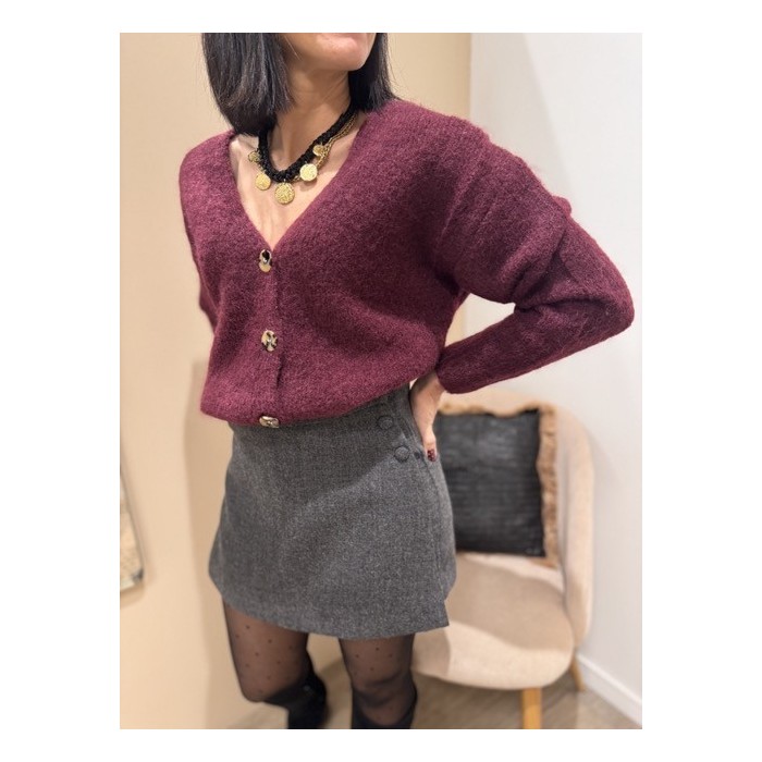 Le gilet col V douillet bordeaux est une pièce confortable et tendance pour la mi-saison ou l’hiver. Sa matière douce et agréabl