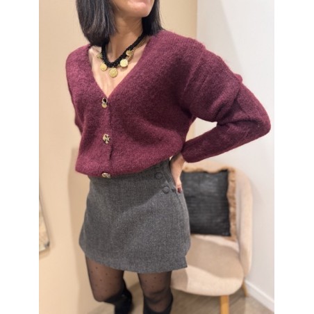 Le gilet col V douillet bordeaux est une pièce confortable et tendance pour la mi-saison ou l’hiver. Sa matière douce et agréabl