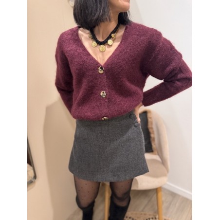 Le gilet col V douillet bordeaux est une pièce confortable et tendance pour la mi-saison ou l’hiver. Sa matière douce et agréabl