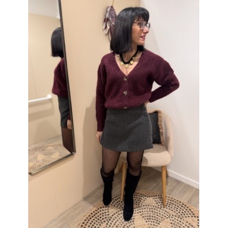 Le gilet col V douillet bordeaux est une pièce confortable et tendance pour la mi-saison ou l’hiver. Sa matière douce et agréabl