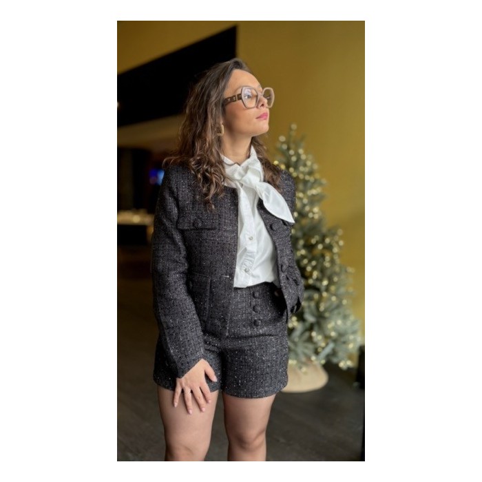 Chemise Blanche Ample avec Nœud au Col – Élégance Moderne