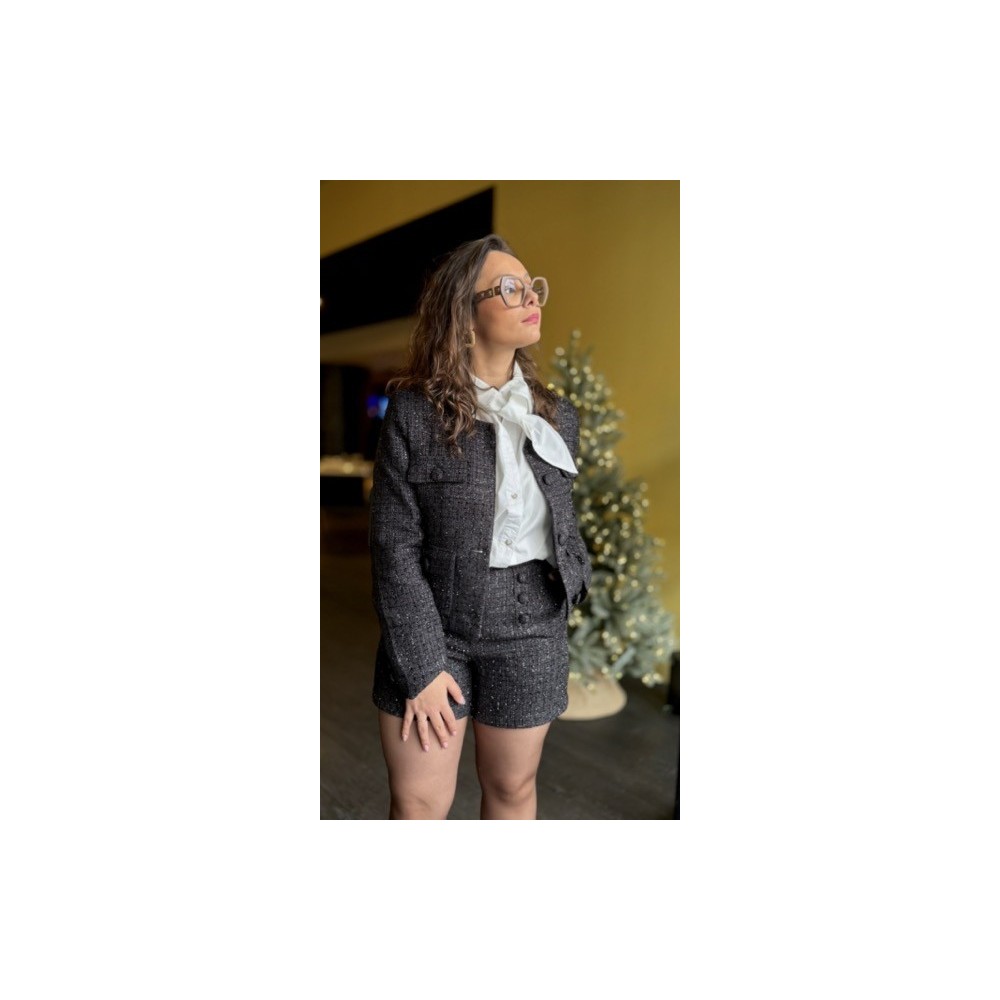 Chemise Blanche Ample avec Nœud au Col – Élégance Moderne