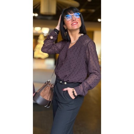 Chemise Fluide Bordeaux à Pois Noirs – Col V & Manches Transparentes – Style Plus