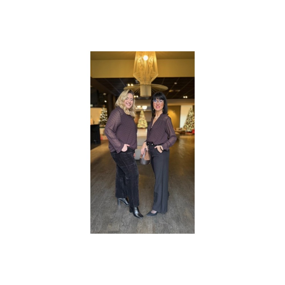 Chemise Fluide Bordeaux à Pois Noirs – Col V & Manches Transparentes – Style Plus