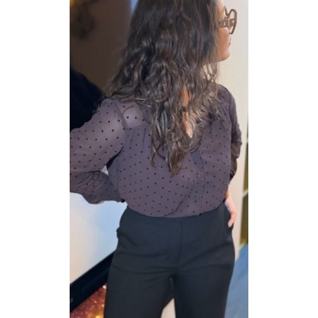 Chemise Fluide Bordeaux à Pois Noirs – Col V & Manches Transparentes – Style Plus