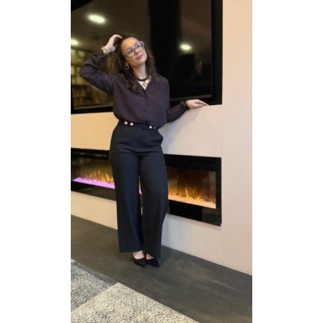 Chemise Fluide Bordeaux à Pois Noirs – Col V & Manches Transparentes – Style Plus