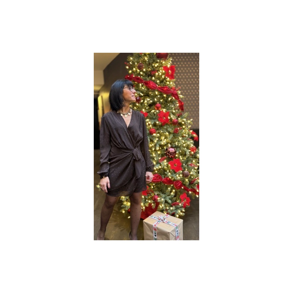 La robe marron effet cache-cœur est la pièce idéale pour allier confort, élégance et allure quotidienne. Son col V croisé met dé