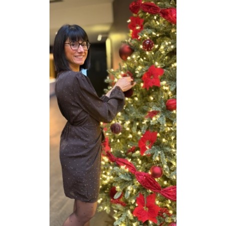 La robe marron effet cache-cœur est la pièce idéale pour allier confort, élégance et allure quotidienne. Son col V croisé met dé