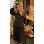 Cette robe Style Plus combine sophistication et confort grâce à son haut façon veste de tailleur et son bas fluide plissé. Le ha