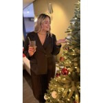 Cette robe Style Plus combine sophistication et confort grâce à son haut façon veste de tailleur et son bas fluide plissé. Le ha