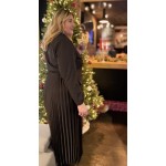 Cette robe Style Plus combine sophistication et confort grâce à son haut façon veste de tailleur et son bas fluide plissé. Le ha