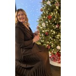 Cette robe Style Plus combine sophistication et confort grâce à son haut façon veste de tailleur et son bas fluide plissé. Le ha