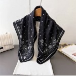 Foulard en viscose motifs bandana – Noir, Blanc ou Beige | Boutique Melle Jeanne