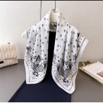 Foulard en viscose motifs bandana – Noir, Blanc ou Beige | Boutique Melle Jeanne