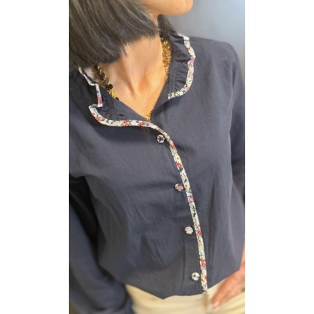 Chemise écru ou bleu marine col volanté fleuri – Chapitre Bleu