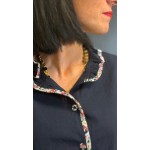 Chemise écru ou bleu marine col volanté fleuri – Chapitre Bleu