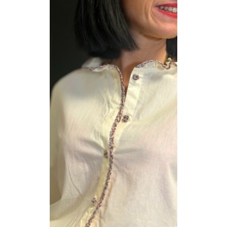 Chemise écru ou bleu marine col volanté fleuri – Chapitre Bleu