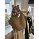 Sac en daim forme seau avec bandoulière – Sac femme chic & tendance