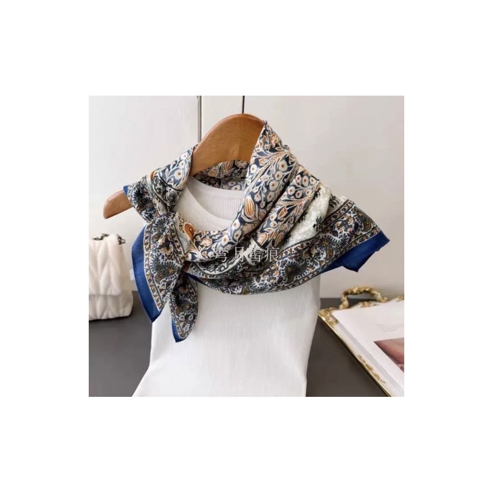 Foulard carré bleu effet coton | Bord bleu marine élégant