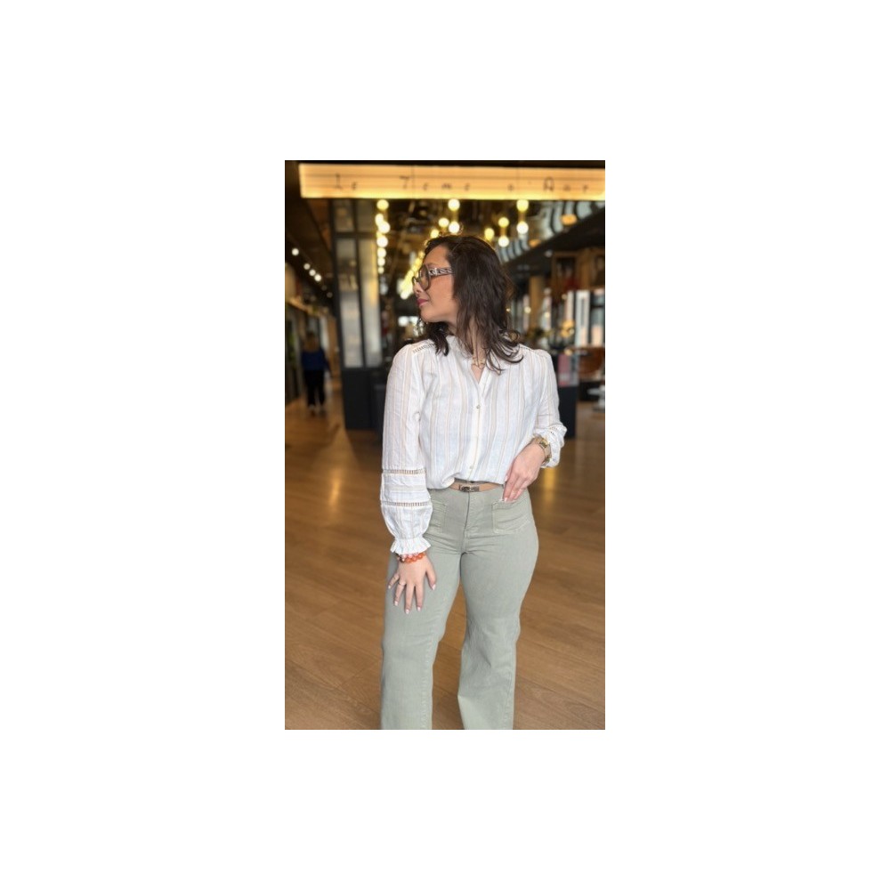 Chemise blanche à rayures marron – Chic et intemporelle