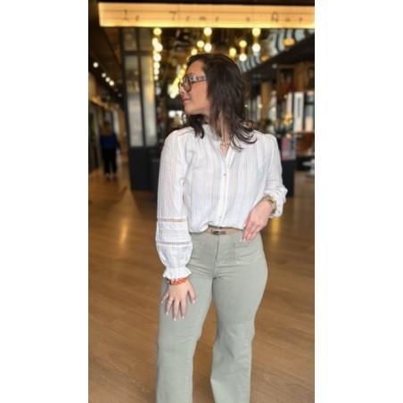 Chemise blanche à rayures marron – Chic et intemporelle