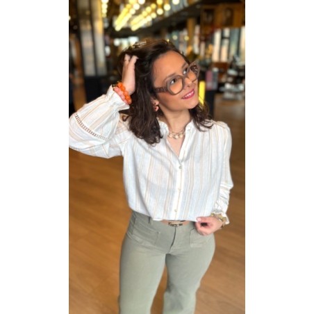 Chemise blanche à rayures marron – Chic et intemporelle