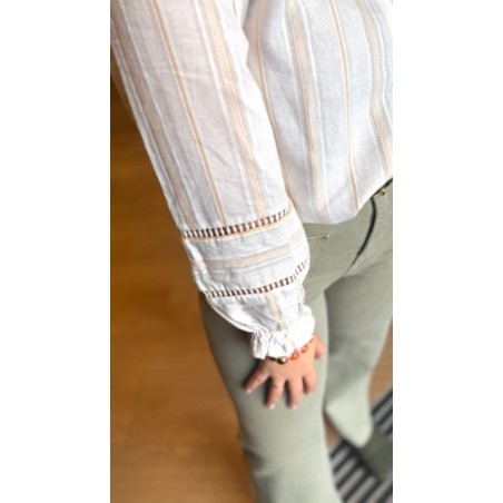 Chemise blanche à rayures marron – Chic et intemporelle