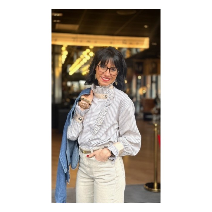 Chemise rayée beige col victorien – Élégance romantique