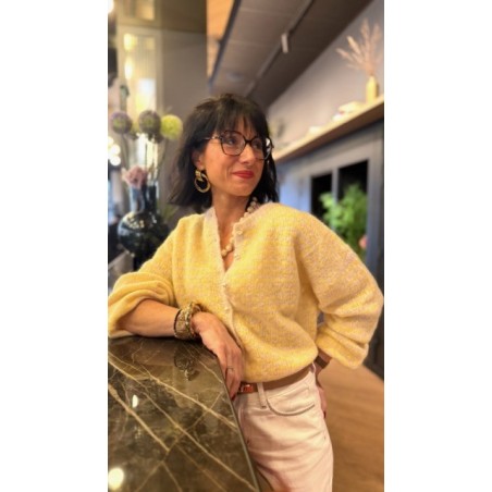 Pull rayé jaune et beige – Douceur et style