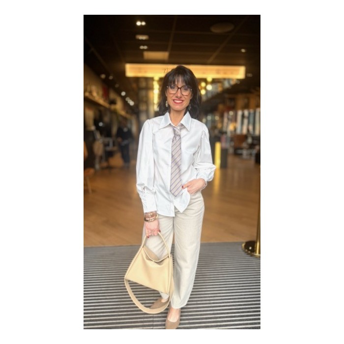 Chemise blanche avec cravate – Élégance et style