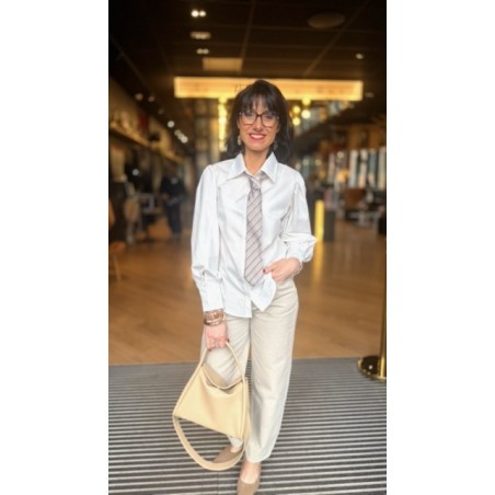 Chemise blanche avec cravate – Élégance et style