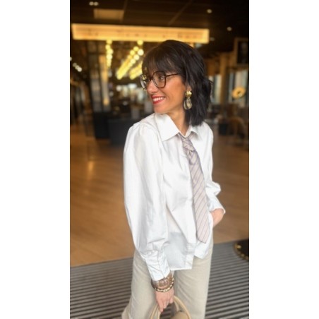 Chemise blanche avec cravate – Élégance et style