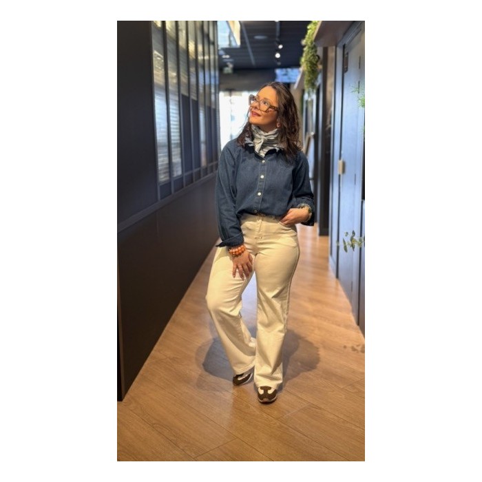 Jean blanc surpiqûres taupe – Élégance moderne et détail raffiné