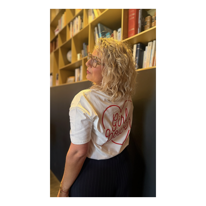Tee-shirt blanc cœur rouge “Girl Power” – Tendance et affirmé